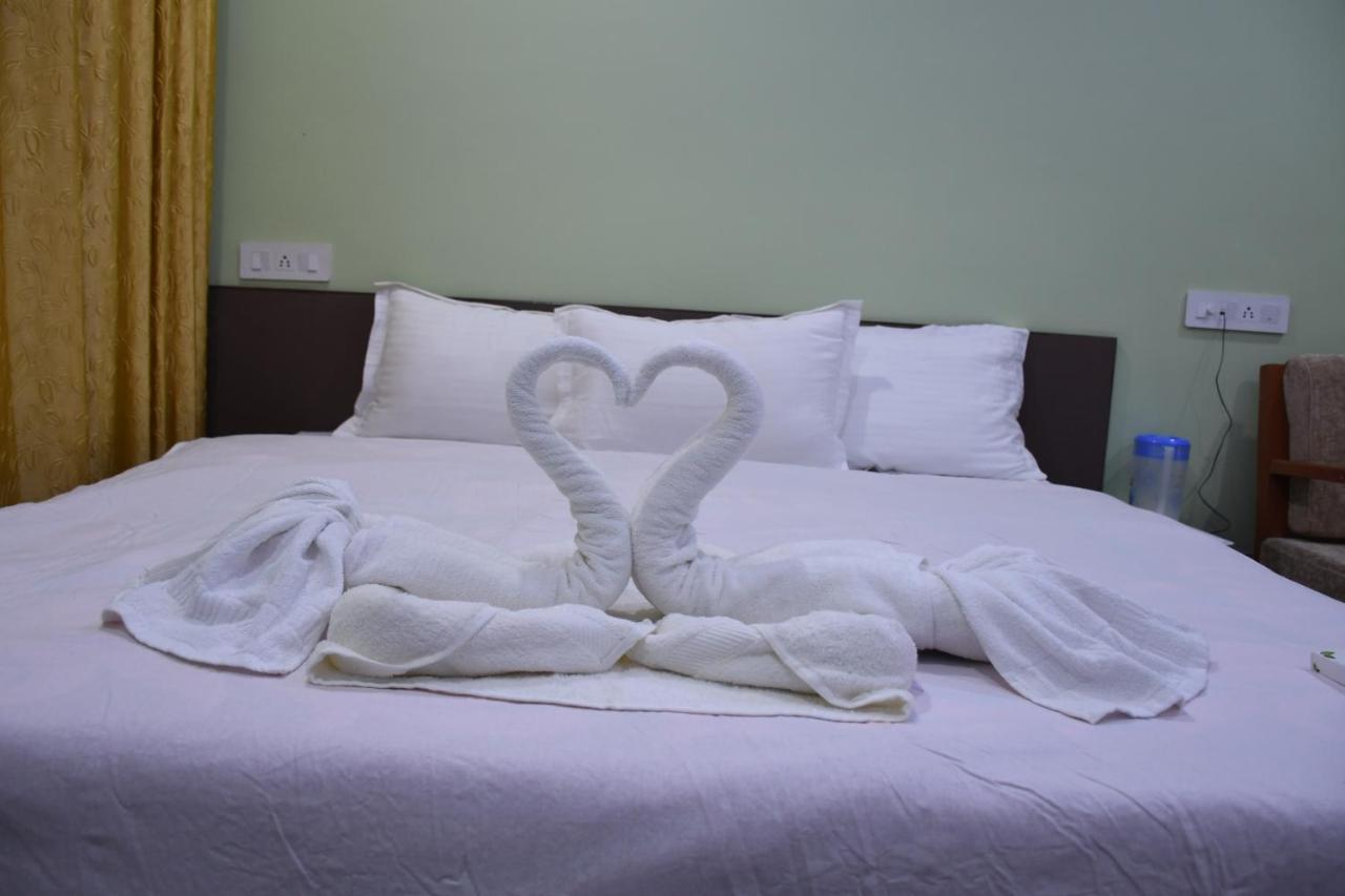 Hotel Aayes And Resort Shānti Niketan Oda fotoğraf