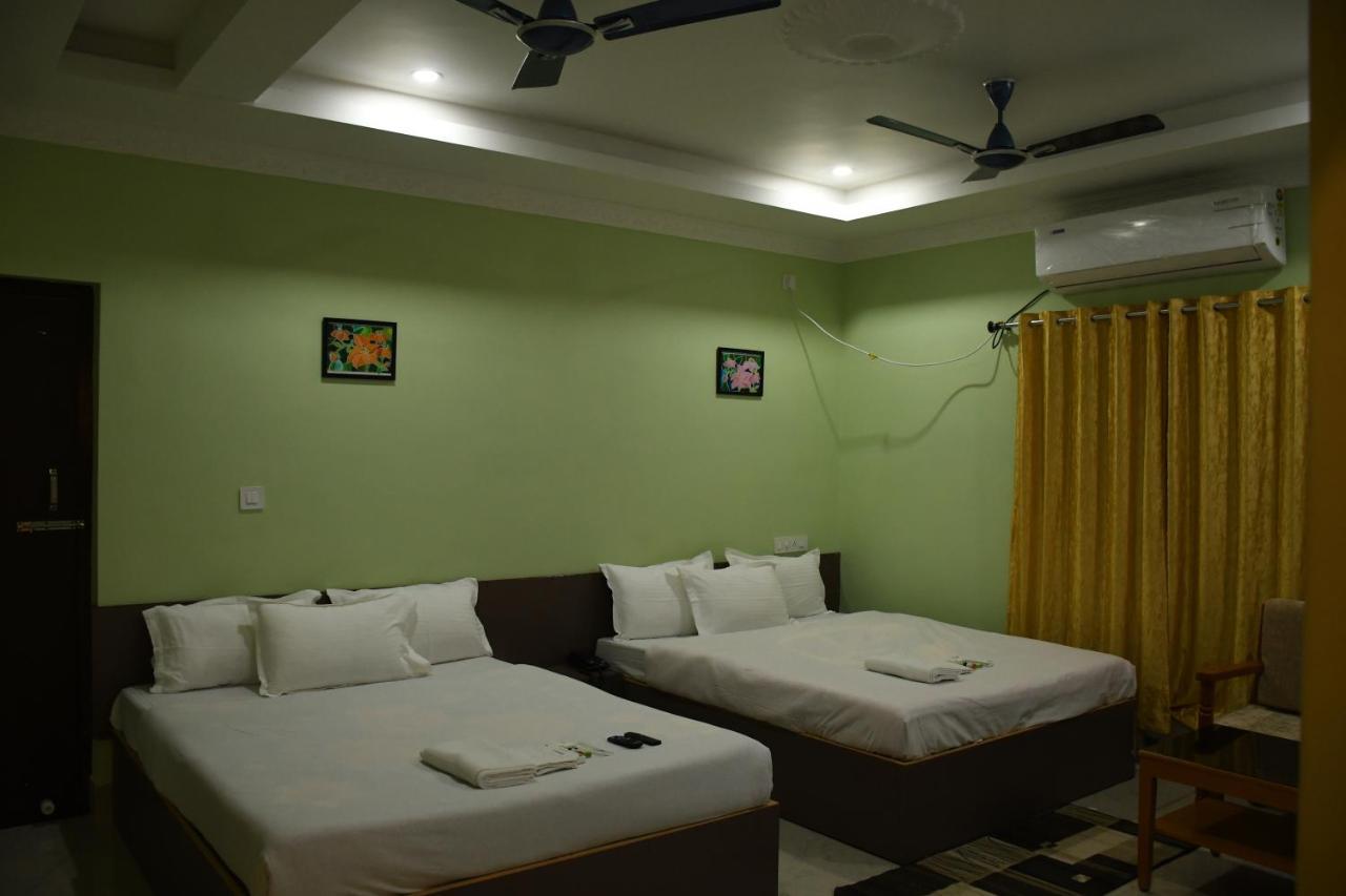 Hotel Aayes And Resort Shānti Niketan Oda fotoğraf